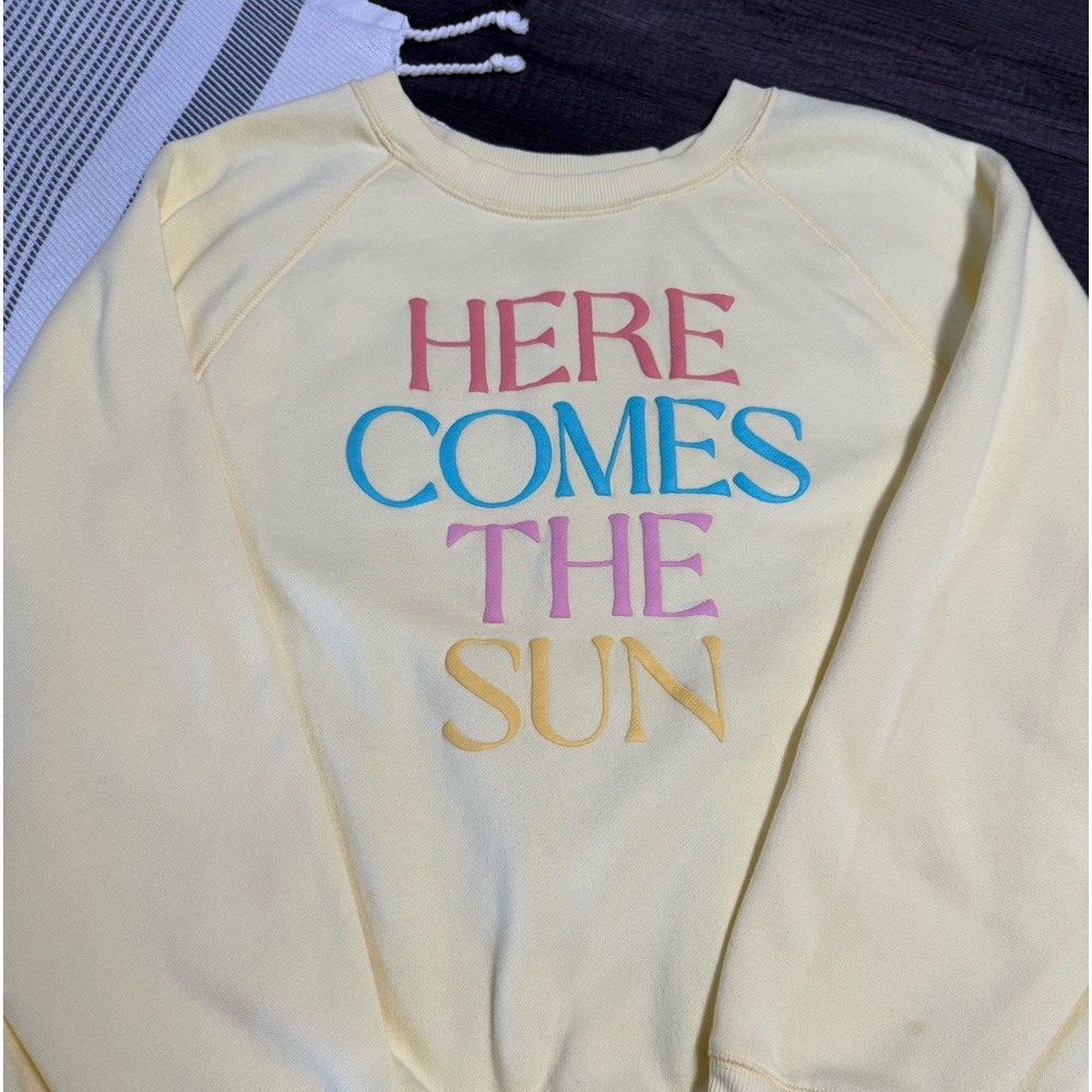 Long sleeve crop sweatshirt.